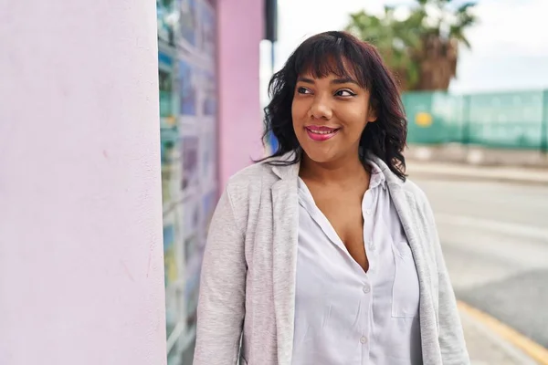 Jovem Bela Mulher Latina Sorrindo Confiante Olhando Para Lado Rua — Fotografia de Stock