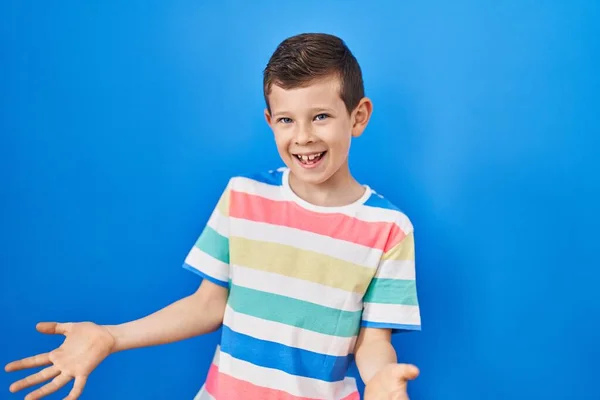 Νεαρό Καυκάσιο Παιδί Στέκεται Πάνω Από Μπλε Φόντο Χαμογελώντας Χαρούμενα — Φωτογραφία Αρχείου