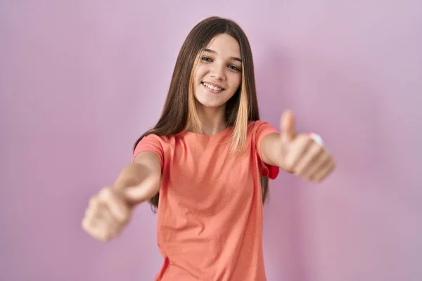 분홍색 소녀는 손으로 긍정적 행동을 승인하고 웃으며 성공하는 행복하게 여긴다 — 스톡 사진