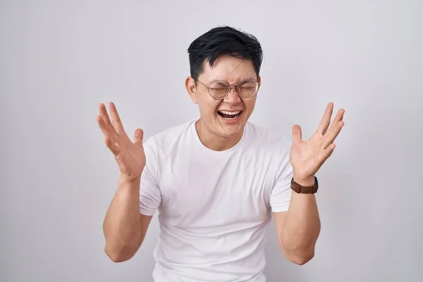Jovem Asiático Homem Sobre Fundo Branco Celebrando Louco Louco Para — Fotografia de Stock