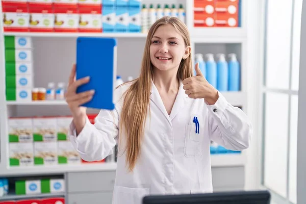 Joven Mujer Caucásica Trabajando Farmacia Haciendo Videollamada Con Tableta Sonriendo — Foto de Stock