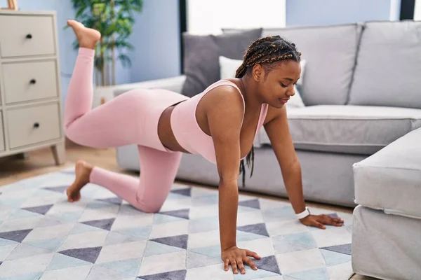 Africano Americano Mulher Formação Pernas Exercício Casa — Fotografia de Stock