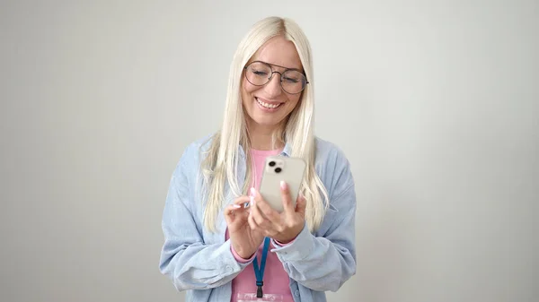Mladá Blondýna Žena Nosí Brýle Pomocí Smartphone Přes Izolované Bílé — Stock fotografie