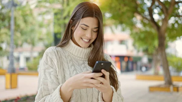 Молода Красива Іспаномовна Жінка Посміхається Впевнено Використовуючи Смартфон Парку — стокове фото