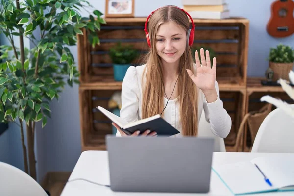 Jonge Blanke Vrouw Studeren Met Behulp Van Computer Laptop Kijken — Stockfoto