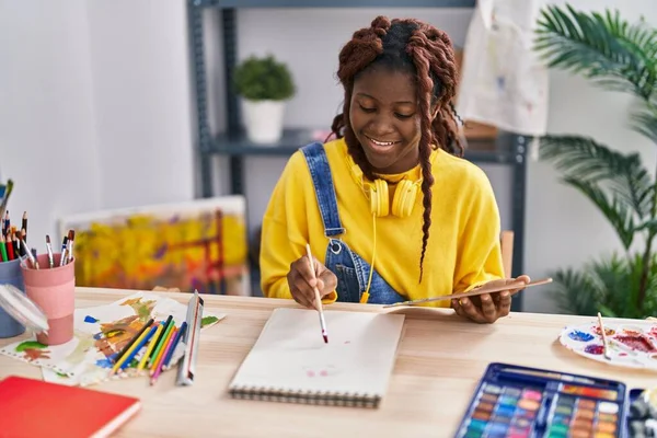 Afrykańska Amerykańska Artystka Uśmiecha Się Pewnie Rysując Notatniku Pracowni Artystycznej — Zdjęcie stockowe