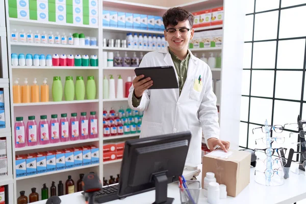 Фармацевт Являющийся Бинарным Человеком Использует Тачпад Работающий Аптеке — стоковое фото