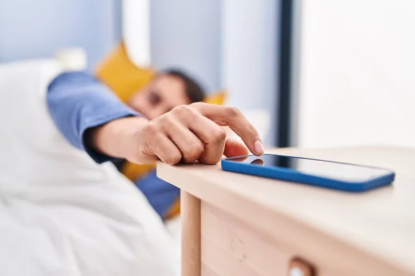 Young Hispanic Man Sleeping Bed Turning Smartphone Alarm Bedroom — Stock Photo, Image