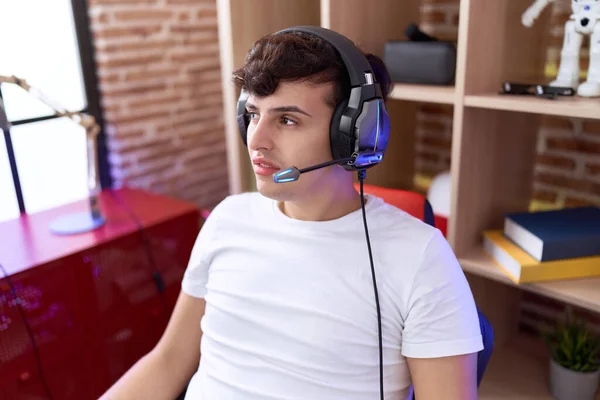 Non Binary Man Streamer Sitting Table Relaxed Expression Gaming Room — Foto Stock