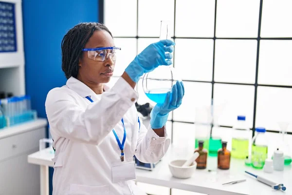 Африканская Американка Униформе Ученого Измеряющая Жидкость Лаборатории — стоковое фото