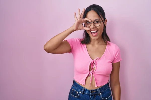 Ισπανόφωνη Νεαρή Γυναίκα Στέκεται Πάνω Από Ροζ Φόντο Φορώντας Γυαλιά — Φωτογραφία Αρχείου