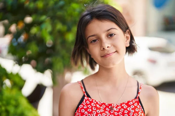 Entzückendes Hispanisches Mädchen Das Selbstbewusst Auf Der Straße Steht — Stockfoto