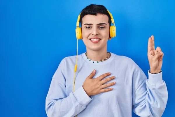 Non Binary Person Listening Music Using Headphones Smiling Swearing Hand — Stockfoto