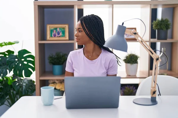 African American Γυναίκα Πλεξούδες Χρησιμοποιώντας Φορητό Υπολογιστή Στο Σπίτι Ψάχνει — Φωτογραφία Αρχείου