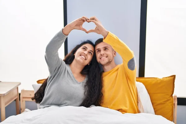 Man Woman Couple Doing Heart Gesture Lying Bed Bedroom — Zdjęcie stockowe