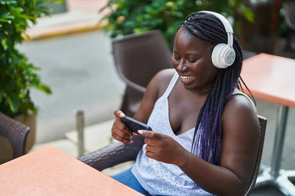 African American Woman Watching Video Smartphone Sitting Table Coffee Shop — Stok fotoğraf