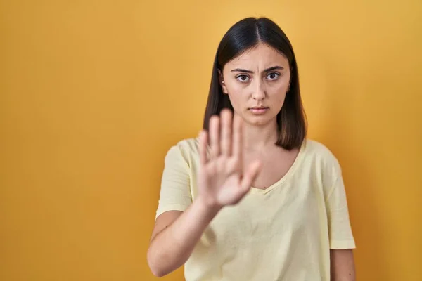 Spaanse Meisje Dragen Casual Shirt Gele Achtergrond Doen Stoppen Met — Stockfoto