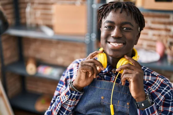 在艺术工作室 非裔美国人戴着耳机 自信地微笑着 — 图库照片
