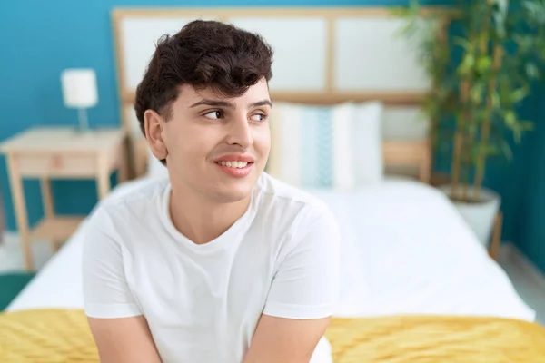 Δυαδικό Άνθρωπος Χαμογελά Αυτοπεποίθηση Κάθεται Στο Κρεβάτι Στο Υπνοδωμάτιο — Φωτογραφία Αρχείου