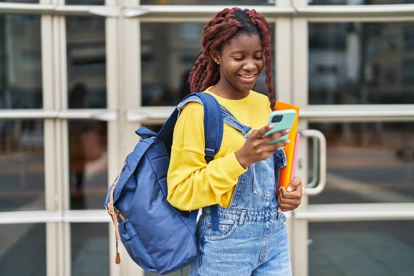 Африканская Студентка Американка Уверенно Улыбается Используя Смартфон Университете — стоковое фото