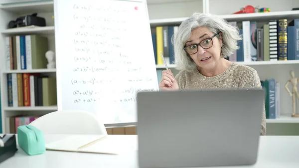 Frau Mittleren Alters Mit Grauen Haaren Unterrichtet Online Mathematikunterricht Hörsaal — Stockfoto