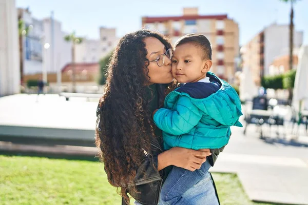 Madre Hijo Abrazándose Besándose Parque —  Fotos de Stock