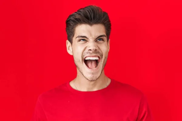 Genç Spanyol Adam Kırmızı Arka Planda Kızgın Kızgın Bağırıyor Öfkeyle — Stok fotoğraf