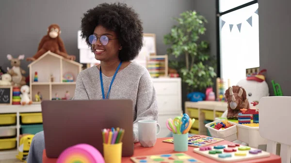 Anaokulunda Dizüstü Bilgisayar Kullanarak Gülümseyen Afrikalı Amerikalı Anaokulu Öğretmeni — Stok fotoğraf