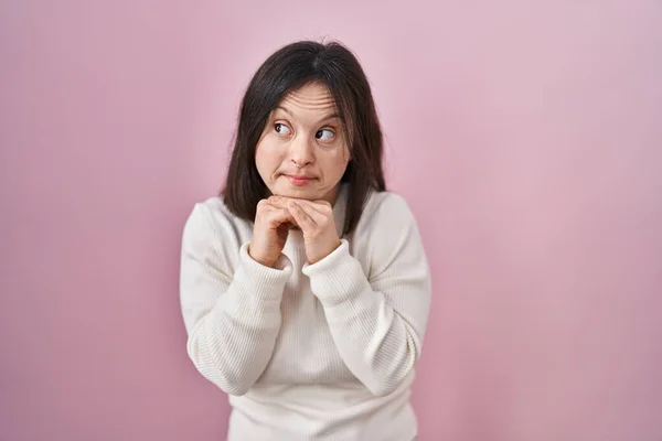 Жінка Синдромом Вниз Стоїть Над Рожевим Тлом Сміється Нервово Схвильована — стокове фото