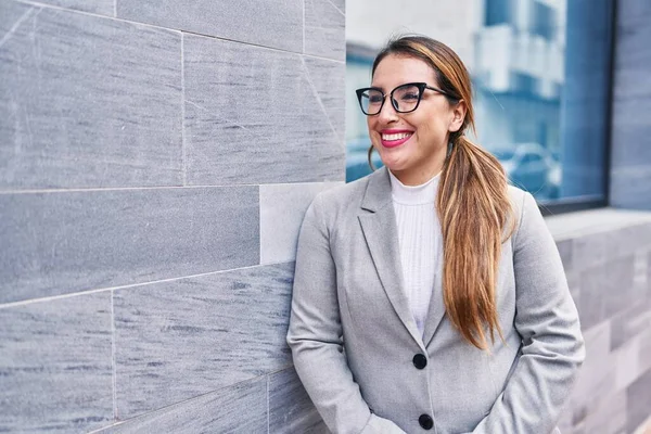 Молода Красива Іспанська Жінка Бізнесмен Посміхається Впевнено Стоячи Вулиці — стокове фото