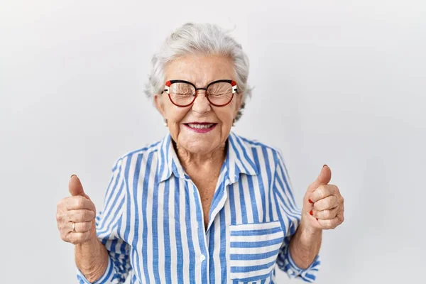 Старшая Женщина Седыми Волосами Стоящими Белом Фоне Взволнована Успехом Поднятыми — стоковое фото