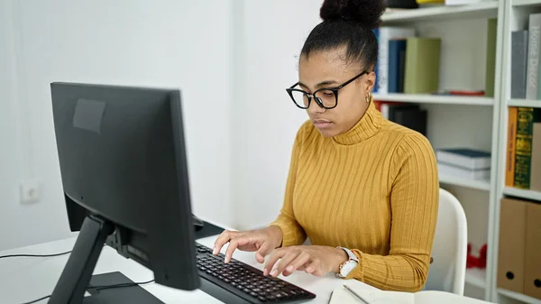 図書館でコンピュータを勉強している若いアフリカ系アメリカ人女性学生 — ストック写真