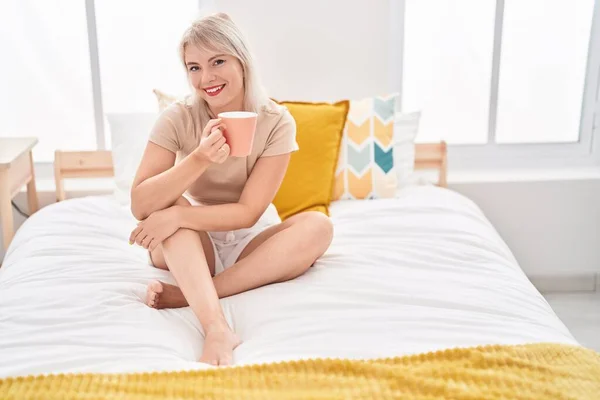Ung Blond Kvinna Dricka Kopp Kaffe Sitter Sängen Sovrummet — Stockfoto