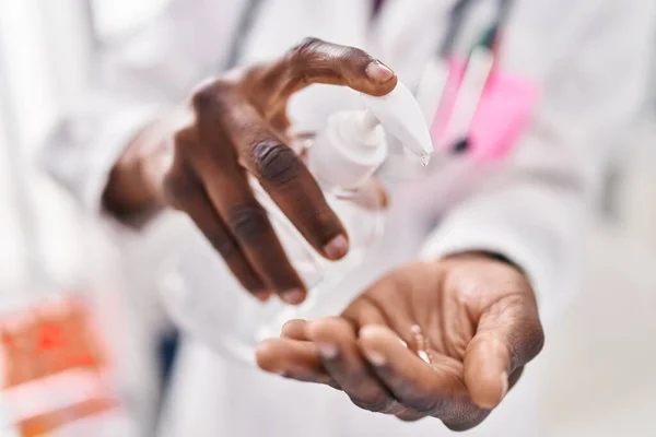 Donna Afroamericana Che Indossa Uniforme Medico Utilizzando Mani Gel Igienizzante — Foto Stock