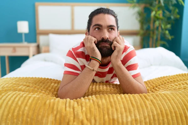 Junger Hispanischer Mann Liegt Mit Ernster Miene Schlafzimmer Auf Dem — Stockfoto