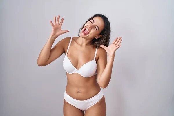 Ung Latinamerikansk Kvinna Bär Vita Underkläder Firar Galen Och Galen — Stockfoto