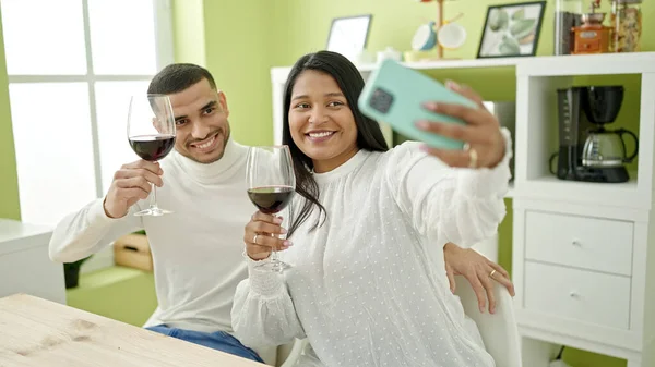 Muž Žena Pár Aby Selfie Smartphonu Drží Sklenici Vína Doma — Stock fotografie
