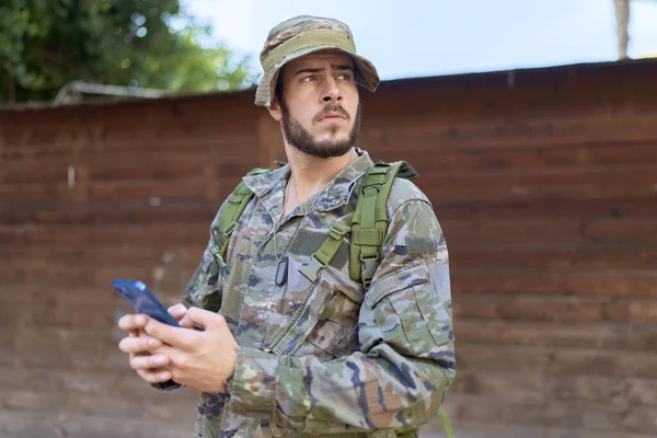 Młody Hiszpan Mundurze Żołnierza Używający Smartfona Parku — Zdjęcie stockowe