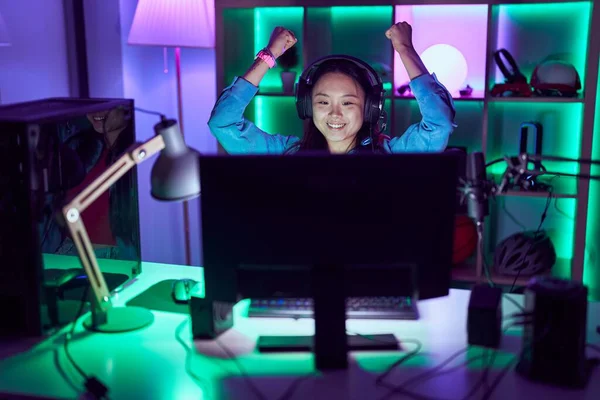 Fiatal Kínai Streamer Használó Számítógép Győztes Kifejezés Játékteremben — Stock Fotó