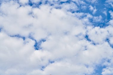 Güneşli bir günde bulutlu güzel mavi gökyüzü