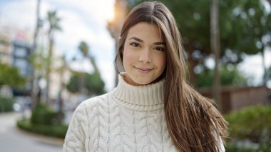 Parkta kendine güvenen güzel, İspanyol bir kadın.