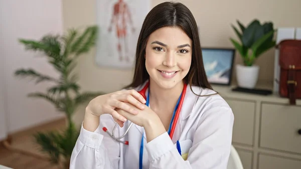 Young Beautiful Hispanic Woman Doctor Smiling Confident Sitting Table Clinic — Fotografia de Stock