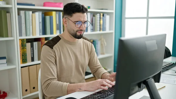 Νεαρός Άραβας Φοιτητής Χρησιμοποιώντας Υπολογιστή Που Σπουδάζει Στην Τάξη Του — Φωτογραφία Αρχείου