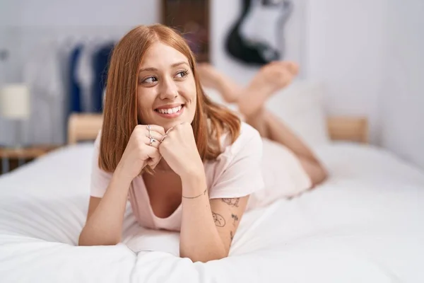 Junge Rothaarige Frau Lächelt Zuversichtlich Auf Dem Bett Schlafzimmer Liegend — Stockfoto