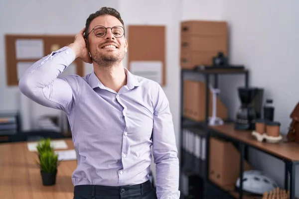 Young Hispanic Man Office Smiling Confident Touching Hair Hand Gesture — Stock Photo, Image