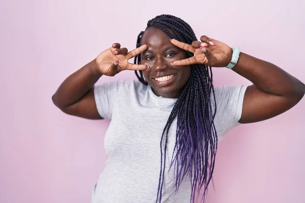Fiatal Afrikai Áll Rózsaszín Háttér Csinál Béke Szimbólum Ujjaival Arcon — Stock Fotó