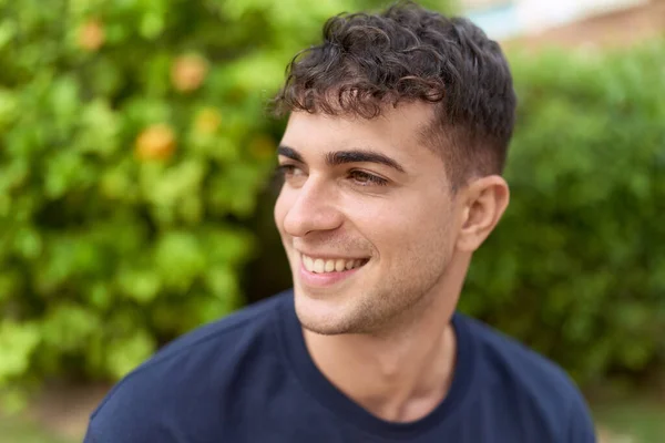 Joven Hombre Hispano Sonriendo Confiado Mirando Lado Parque — Foto de Stock