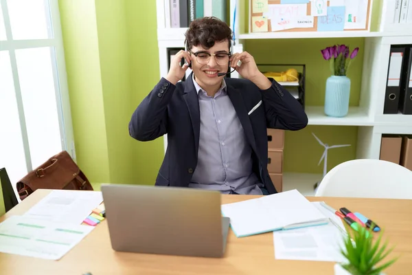 Non Binary Man Call Center Agent Smiling Confident Working Office — Fotografia de Stock