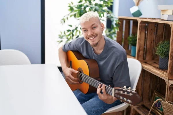 Jovem Caucasiano Sorrindo Confiante Tocando Guitarra Clássica Casa — Fotografia de Stock