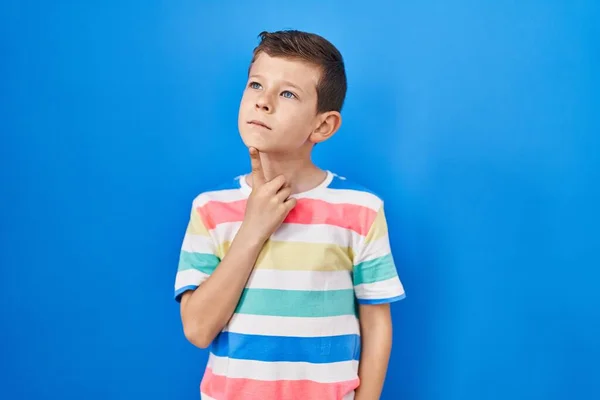 Jong Kaukasisch Kind Staan Blauwe Achtergrond Denken Geconcentreerd Twijfel Met — Stockfoto